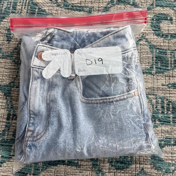 Talbots Everyday Relaxed Light Wash High‎ Rise Straight Leg Jeans - Size 4 - Picture 10 of 10